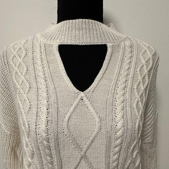 *STEVE MADDEN* Ivory Keyhole Cable Knit Long Sleeve Sweater Size Small - Picture 2 of 7